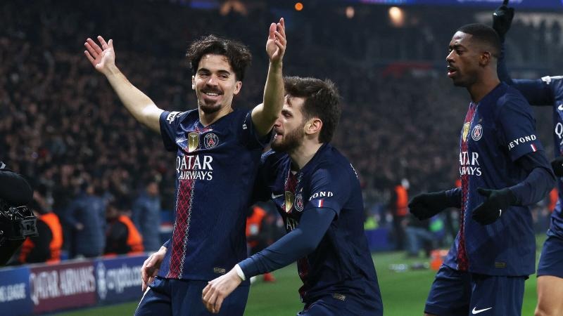 门将助攻前锋！离谱名场面